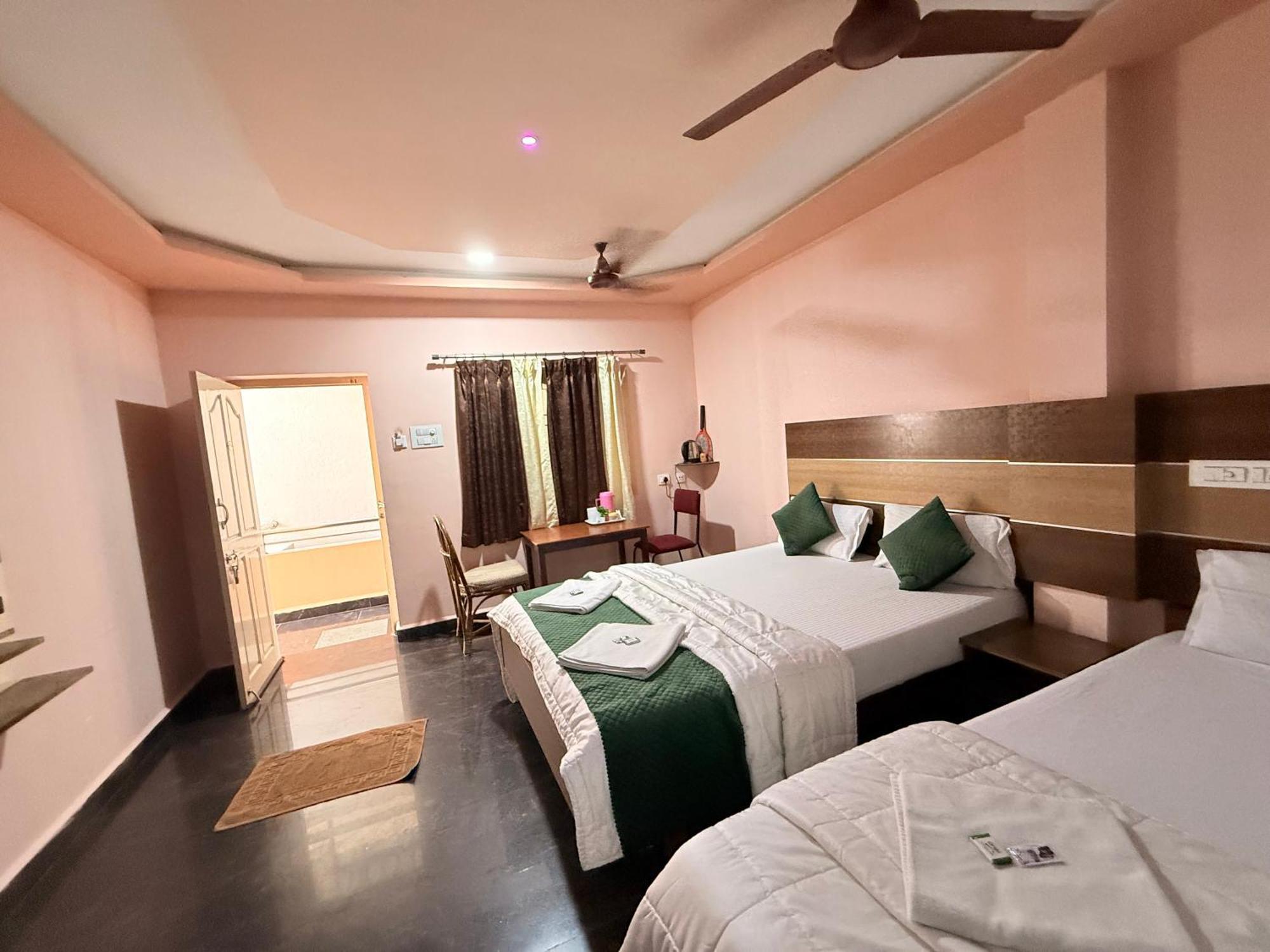 Sri Murugan Beach Paradise Hotel مهاباليبورام المظهر الخارجي الصورة